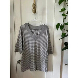Avenue Essentials Women’s size 14/16 gray striped top